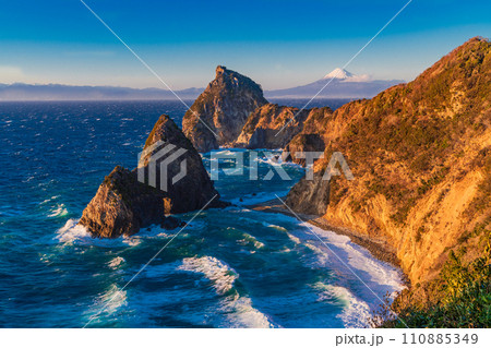 (静岡県)西伊豆・千貫門と富士山 夕景 (静岡県)西伊豆・千貫門と富士山 夕景 110885349