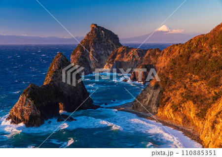 (静岡県)西伊豆の景勝地・千貫門越しに見る富士山 夕景 (静岡県)西伊豆の景勝地・千貫門越しに見る富士山 夕景 110885351