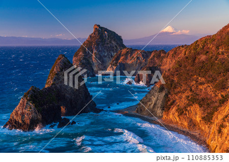 （静岡県）西伊豆の景勝地・千貫門越しに見る富士山　夕景 110885353