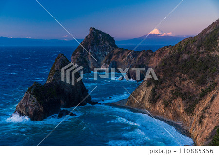 （静岡県）西伊豆の景勝地・千貫門越しに見る富士山　夕景 110885356