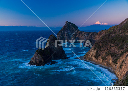 (静岡県)西伊豆・千貫門と富士山 夕景 (静岡県)西伊豆・千貫門と富士山 夕景 110885357