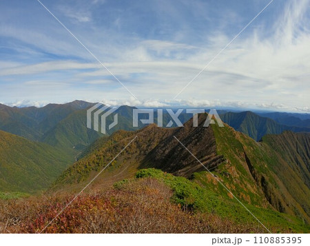 ピラミッド峰山頂からの十勝幌尻岳と1826峰 ピラミッド峰山頂からの十勝幌尻岳と1826峰 110885395