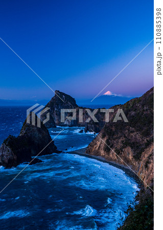 （静岡県）伊豆の景勝地・日が落ちた千貫門と富士山 110885398