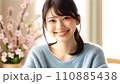 セーターを着たカメラ目線の女性 110885438