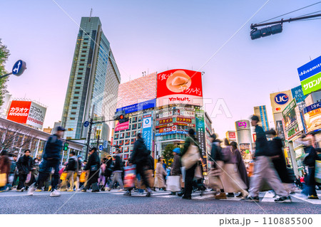 日本の東京都市景観 JN.1…1月・賑わう渋谷スクランブル交差点…新たな時代へ…＝令和6年1月14日 110885500