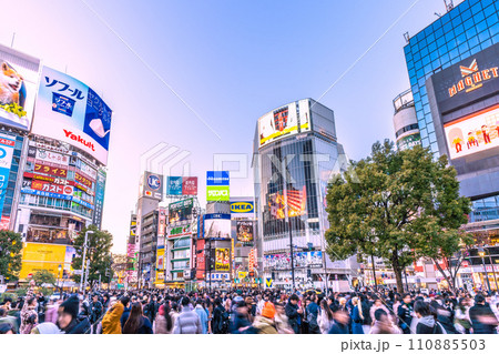 日本の東京都市景観 JN.1…1月・賑わう渋谷スクランブル交差点…新たな時代へ…＝令和6年1月14日 110885503