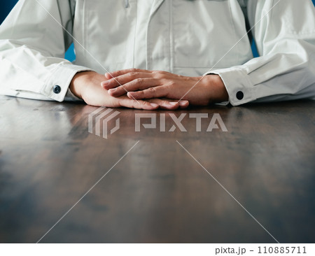 作業着の男性の手元 作業着の男性の手元 110885711