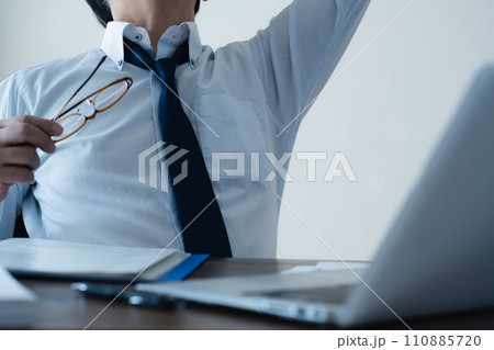 仕事に疲れるビジネスマン 110885720