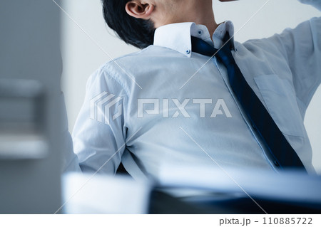 仕事に疲れるビジネスマン 110885722
