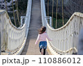 吊り橋を渡る女の子 110886012