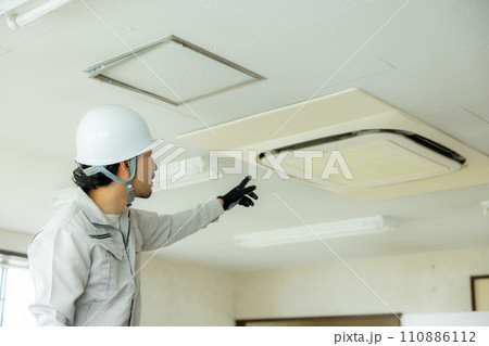 天井裏を点検する作業着の男性 天井裏を点検する作業着の男性 110886112