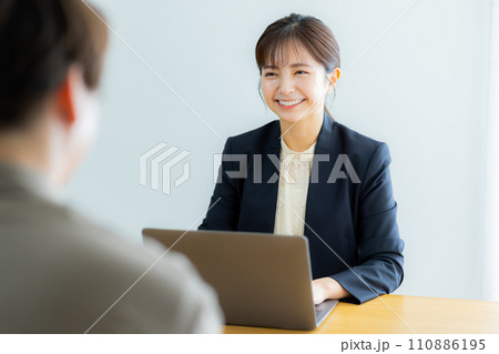 面談　会議　ビジネスウーマン 110886195