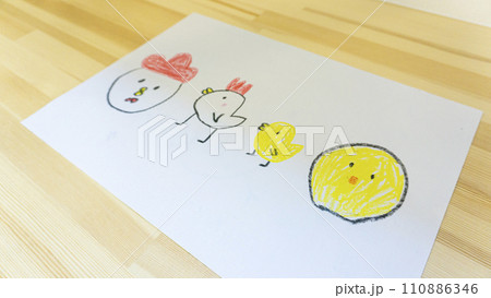 子供が描いた鶏とひよこの絵 子供が描いた鶏とひよこの絵 110886346
