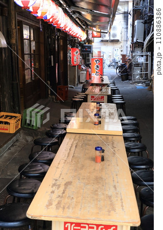 居酒屋の外のテーブル　ガード下の名店 110886386