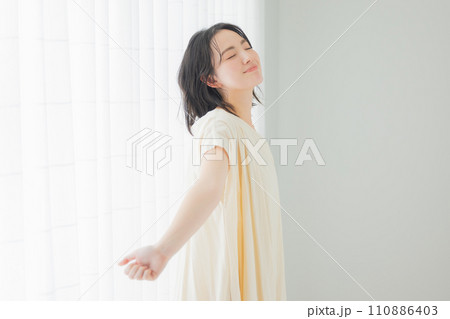 朝の日差しを浴びる若い女性 朝の日差しを浴びる若い女性 110886403