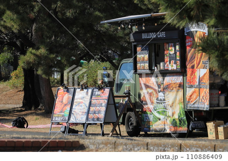人気のキッチンカー　観光地のキッチンカー 110886409