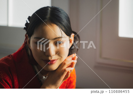 朱赤の振袖と袴を着た女性　 110886455