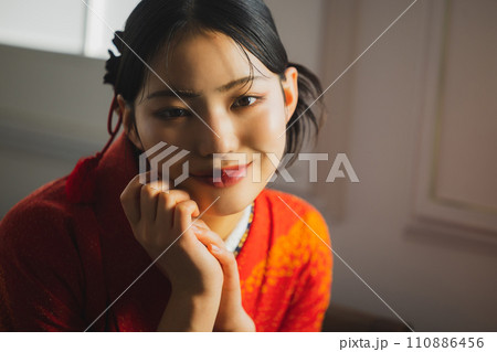 朱赤の振袖と袴を着た女性　 110886456