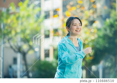 ランニングする若い女性　 110886510