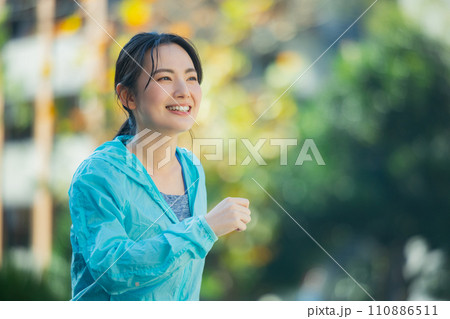 ランニングする若い女性 ランニングする若い女性 110886511