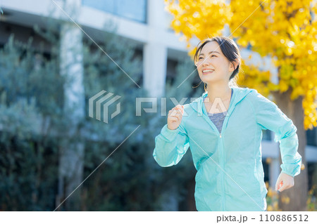 ランニングする若い女性 ランニングする若い女性 110886512