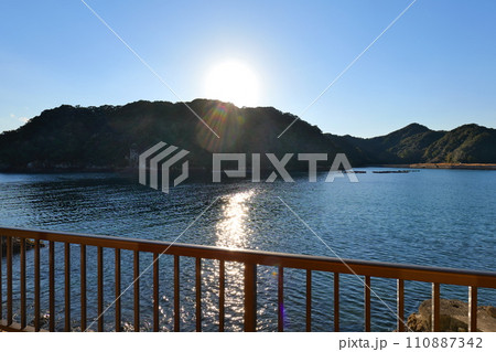 山に沈む太陽 山に沈む太陽 110887342