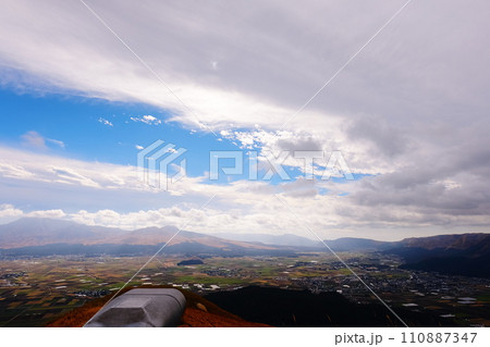 迫りくるような雲とその下に広がる田園風景 110887347