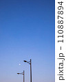 京都駅前の春、夕月の輝く青空を背景に立つ街路灯のシルエット 110887894