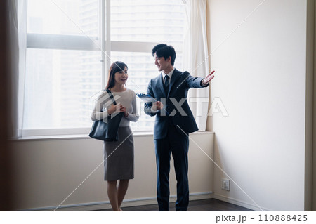 物件の内覧をする若い女性 物件の内覧をする若い女性 110888425