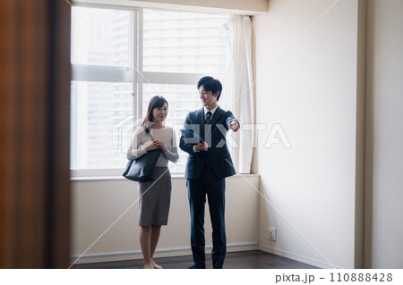 物件の内覧をする若い女性 物件の内覧をする若い女性 110888428