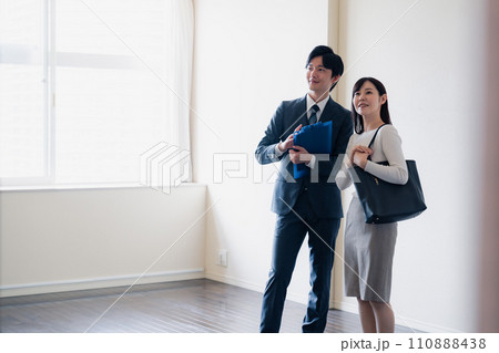 物件の内覧をする若い女性 物件の内覧をする若い女性 110888438