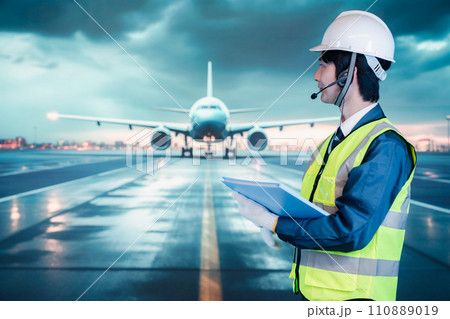 空港の滑走路上で働く若い男性 空港の滑走路上で働く若い男性 110889019