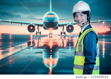空港の滑走路上で働く若い男性 110889024