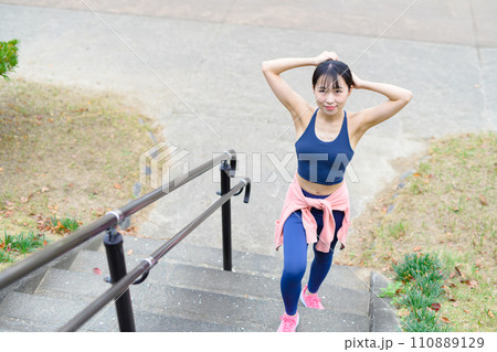 階段をジョギングする若い女性 ボディメイク ダイエット ランニングウェア スポーツブラ 階段をジョギングする若い女性 ボディメイク ダイエット ランニングウェア スポーツブラ 110889129