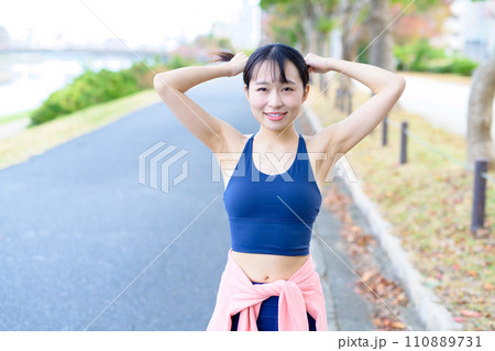 ウォーキングする若い女性　ボディメイク　ダイエット　ランニングウェア　スポーツブラ 110889731
