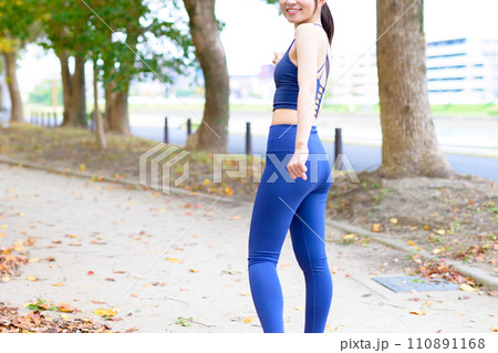 街路樹の道をジョギングする若い女性 ダイエット ボディメイク スポーツブラ トリミングアップ 顔無し 街路樹の道をジョギングする若い女性 ダイエット ボディメイク スポーツブラ トリミングアップ 顔無し 110891168