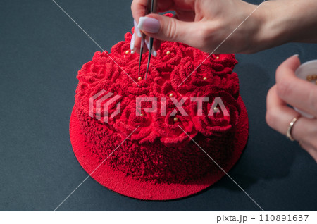 red velvet cake black background 110891637