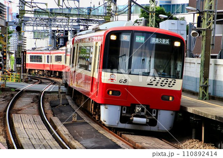 品川宿を駆け抜けつつ…紅い電車は三浦半島へ【京浜急行】 110892414