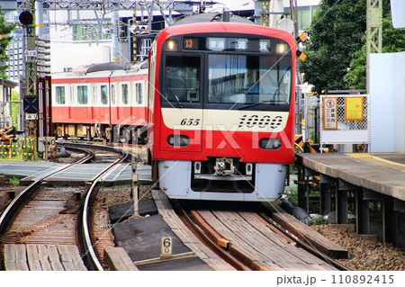 品川宿を駆け抜けつつ…紅い電車は三浦半島へ【京浜急行】 110892415