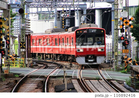 品川宿を駆け抜けつつ…紅い電車は三浦半島へ【京浜急行】 品川宿を駆け抜けつつ…紅い電車は三浦半島へ【京浜急行】 110892416