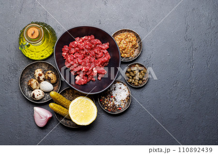 Cooking savory beef tartare and brown bread toasts 110892439