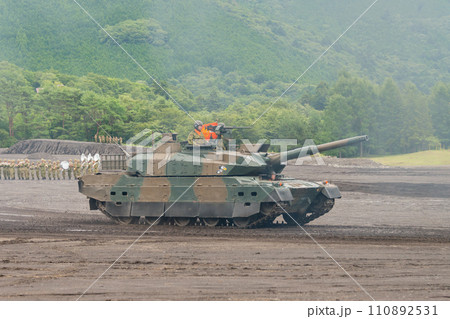 走行する陸上自衛隊10式戦車 110892531