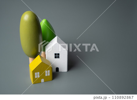 Houses and trees, figures. Country house. Environmental friendliness and autonomy of housing. High energy saving technologies, in harmony with nature. Villages and towns. 110892867