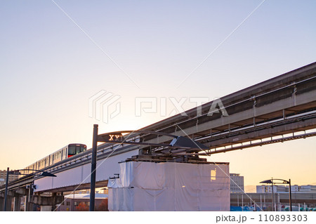 立川立飛駅付近を走る多摩モノレール 110893303