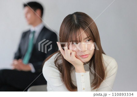 自分本位の夫に怒っている妻_1 110893334