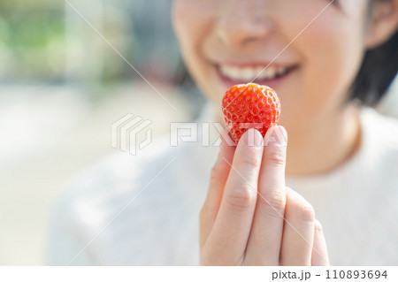 イチゴ狩りをする女性　いちご狩りをする女性 110893694