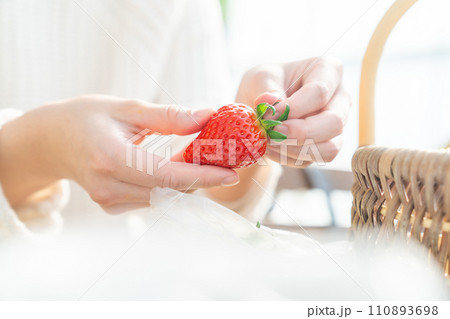 イチゴ狩りをする女性　いちご狩りをする女性 110893698