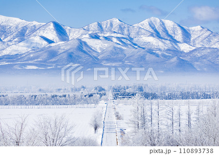 冬道と日高山脈 110893738