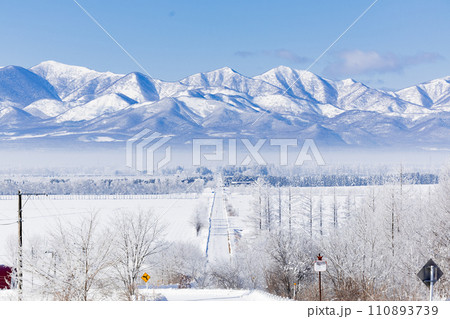 冬道と日高山脈 110893739