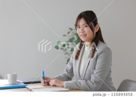 自宅で勉強するにこやかなビジネスウーマン_2 110893858